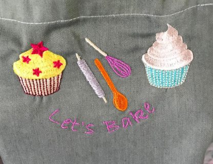 Green embroidered child's apron - Image 2