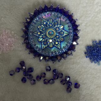 Cabochon brooch